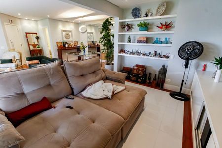 Apartamento à venda com 176m², 3 quartos e 3 vagas Apartamento à venda com 176m², 3 quartos e 3 vagasSala de TV