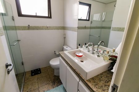Apartamento à venda com 176m², 3 quartos e 3 vagas Apartamento à venda com 176m², 3 quartos e 3 vagasBanheiro da Suíte 1