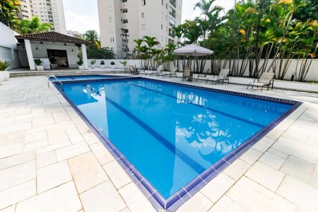 Apartamento à venda com 176m², 3 quartos e 3 vagas Apartamento à venda com 176m², 3 quartos e 3 vagasÁrea comum - Piscina