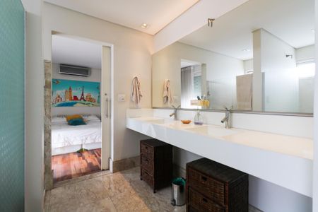 Casa à venda com 380m², 3 quartos e 6 vagas Casa à venda com 380m², 3 quartos e 6 vagasBanheiro - Quarto 1 e 2