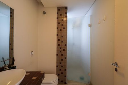 Casa à venda com 380m², 3 quartos e 6 vagas Casa à venda com 380m², 3 quartos e 6 vagasBanheiro da Garagem