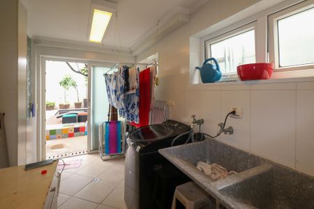 Casa à venda com 380m², 3 quartos e 6 vagas Casa à venda com 380m², 3 quartos e 6 vagasÁrea de Serviço