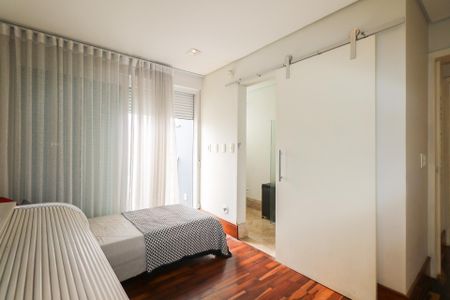 Casa à venda com 380m², 3 quartos e 6 vagas Casa à venda com 380m², 3 quartos e 6 vagasQuarto 1