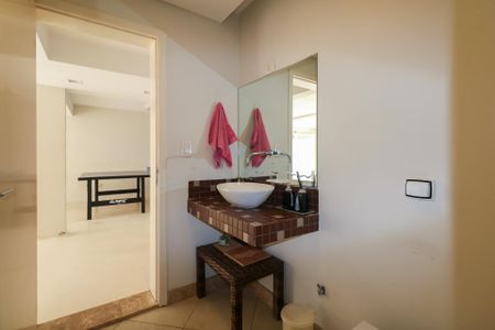 Casa à venda com 380m², 3 quartos e 6 vagas Casa à venda com 380m², 3 quartos e 6 vagasBanheiro da Garagem