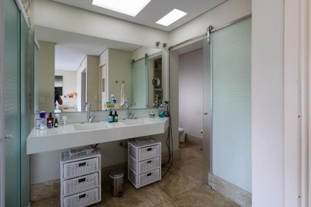 Casa à venda com 380m², 3 quartos e 6 vagas Casa à venda com 380m², 3 quartos e 6 vagasBanheiro da Suíte