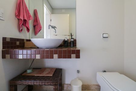 Casa à venda com 380m², 3 quartos e 6 vagas Casa à venda com 380m², 3 quartos e 6 vagasBanheiro da Garagem