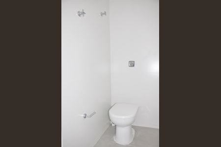 Apartamento à venda com 63m², 2 quartos e 1 vaga Apartamento à venda com 63m², 2 quartos e 1 vagaDetalhe - Banheiro da Área de Serviço