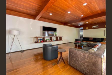 Casa à venda com 462m², 4 quartos e 2 vagas Casa à venda com 462m², 4 quartos e 2 vagasSala