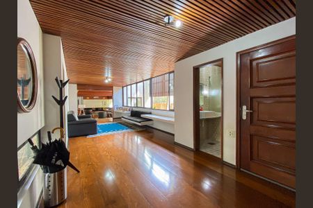 Casa à venda com 462m², 4 quartos e 2 vagas Casa à venda com 462m², 4 quartos e 2 vagasSala