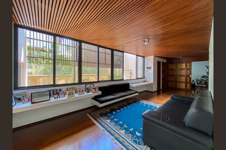 Casa à venda com 462m², 4 quartos e 2 vagas Casa à venda com 462m², 4 quartos e 2 vagasSala