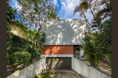 Casa à venda com 462m², 4 quartos e 2 vagas Casa à venda com 462m², 4 quartos e 2 vagasFachada