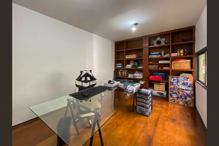 Casa à venda com 462m², 4 quartos e 2 vagas Casa à venda com 462m², 4 quartos e 2 vagasEscritório