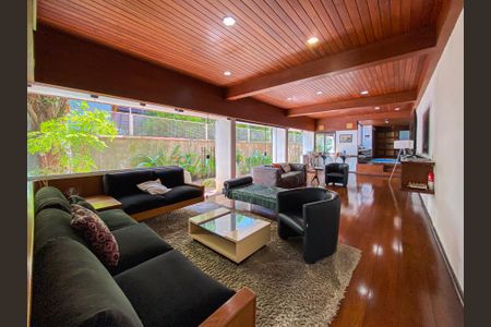 Casa à venda com 462m², 4 quartos e 2 vagas Casa à venda com 462m², 4 quartos e 2 vagasSala