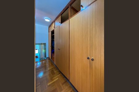 Casa à venda com 462m², 4 quartos e 2 vagas Casa à venda com 462m², 4 quartos e 2 vagasCloset - Quarto 1