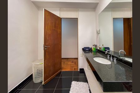 Casa à venda com 462m², 4 quartos e 2 vagas Casa à venda com 462m², 4 quartos e 2 vagasBanheiro 2