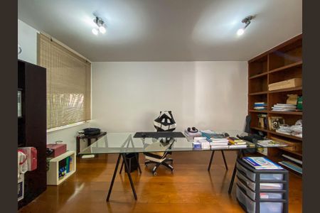 Casa à venda com 462m², 4 quartos e 2 vagas Casa à venda com 462m², 4 quartos e 2 vagasEscritório