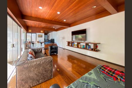 Casa à venda com 462m², 4 quartos e 2 vagas Casa à venda com 462m², 4 quartos e 2 vagasSala