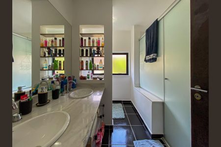 Casa à venda com 462m², 4 quartos e 2 vagas Casa à venda com 462m², 4 quartos e 2 vagasBanheiro - Quarto 1