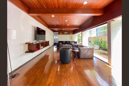 Casa à venda com 462m², 4 quartos e 2 vagas Casa à venda com 462m², 4 quartos e 2 vagasSala