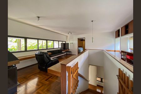 Casa à venda com 462m², 4 quartos e 2 vagas Casa à venda com 462m², 4 quartos e 2 vagasEscada