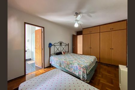 Casa à venda com 462m², 4 quartos e 2 vagas Casa à venda com 462m², 4 quartos e 2 vagasQuarto 4