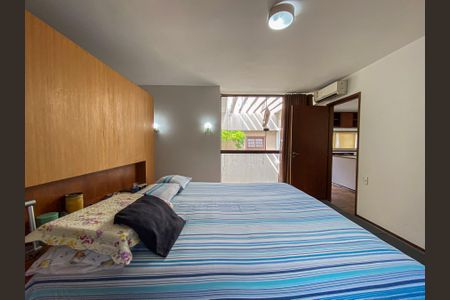 Casa à venda com 462m², 4 quartos e 2 vagas Casa à venda com 462m², 4 quartos e 2 vagasQuarto 1