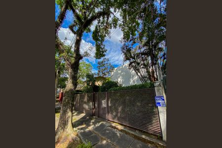 Casa à venda com 462m², 4 quartos e 2 vagas Casa à venda com 462m², 4 quartos e 2 vagasFachada + Placa