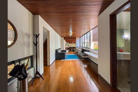 Casa à venda com 462m², 4 quartos e 2 vagas Casa à venda com 462m², 4 quartos e 2 vagasSala