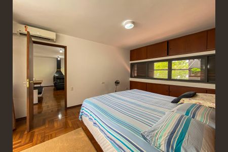 Casa à venda com 462m², 4 quartos e 2 vagas Casa à venda com 462m², 4 quartos e 2 vagasQuarto 1