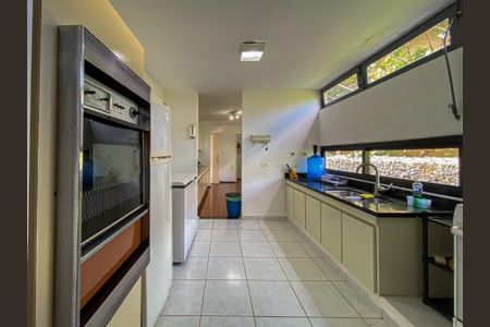 Casa à venda com 462m², 4 quartos e 2 vagas Casa à venda com 462m², 4 quartos e 2 vagasCozinha