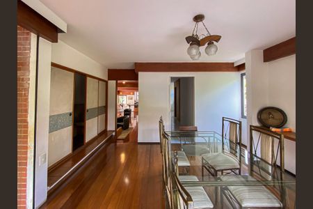 Casa à venda com 462m², 4 quartos e 2 vagas Casa à venda com 462m², 4 quartos e 2 vagasSala de Jantar