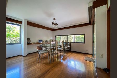 Casa à venda com 462m², 4 quartos e 2 vagas Casa à venda com 462m², 4 quartos e 2 vagasSala de Jantar