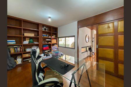 Casa à venda com 462m², 4 quartos e 2 vagas Casa à venda com 462m², 4 quartos e 2 vagasEscritório