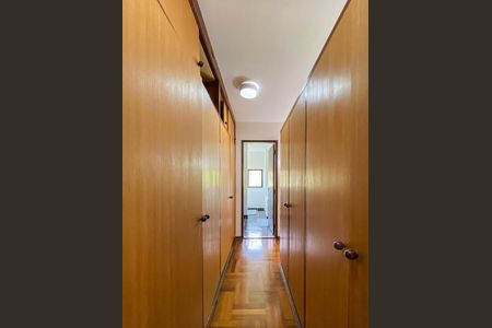 Casa à venda com 462m², 4 quartos e 2 vagas Casa à venda com 462m², 4 quartos e 2 vagasCloset - Quarto 1