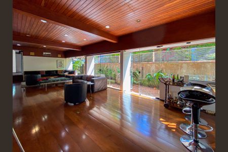 Casa à venda com 462m², 4 quartos e 2 vagas Casa à venda com 462m², 4 quartos e 2 vagasSala