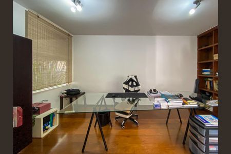 Casa à venda com 462m², 4 quartos e 2 vagas Casa à venda com 462m², 4 quartos e 2 vagasEscritório