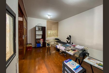 Casa à venda com 462m², 4 quartos e 2 vagas Casa à venda com 462m², 4 quartos e 2 vagasEscritório