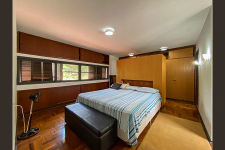 Casa à venda com 462m², 4 quartos e 2 vagas Casa à venda com 462m², 4 quartos e 2 vagasQuarto 1