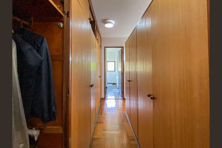 Casa à venda com 462m², 4 quartos e 2 vagas Casa à venda com 462m², 4 quartos e 2 vagasCloset - Quarto 1