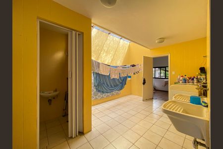 Casa à venda com 462m², 4 quartos e 2 vagas Casa à venda com 462m², 4 quartos e 2 vagasÁrea de Serviço