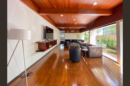 Casa à venda com 462m², 4 quartos e 2 vagas Casa à venda com 462m², 4 quartos e 2 vagasSala