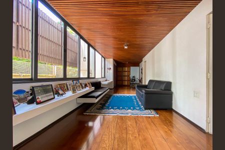 Casa à venda com 462m², 4 quartos e 2 vagas Casa à venda com 462m², 4 quartos e 2 vagasSala