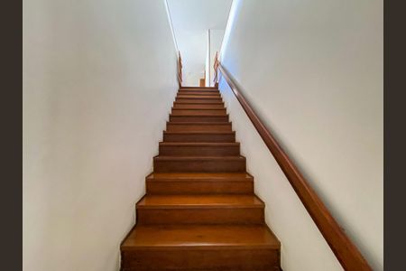 Casa à venda com 462m², 4 quartos e 2 vagas Casa à venda com 462m², 4 quartos e 2 vagasEscada