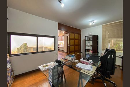 Casa à venda com 462m², 4 quartos e 2 vagas Casa à venda com 462m², 4 quartos e 2 vagasEscritório