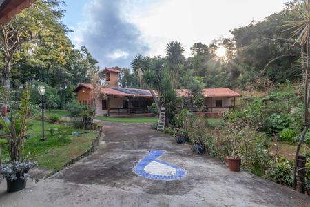 Casa de condomínio à venda com 595m², 4 quartos e 6 vagas Casa de condomínio à venda com 595m², 4 quartos e 6 vagasÁrea externa