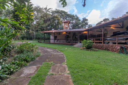 Casa de condomínio à venda com 595m², 4 quartos e 6 vagas Casa de condomínio à venda com 595m², 4 quartos e 6 vagasÁrea externa