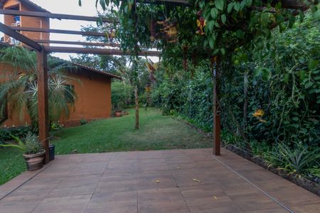 Casa de condomínio à venda com 595m², 4 quartos e 6 vagas Casa de condomínio à venda com 595m², 4 quartos e 6 vagasÁrea externa