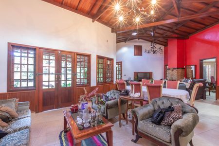 Casa de condomínio à venda com 595m², 4 quartos e 6 vagas Casa de condomínio à venda com 595m², 4 quartos e 6 vagasSala