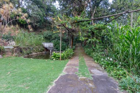 Casa de condomínio à venda com 595m², 4 quartos e 6 vagas Casa de condomínio à venda com 595m², 4 quartos e 6 vagasÁrea externa