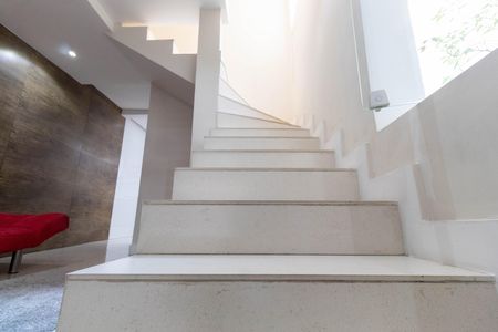 Casa à venda com 265m², 4 quartos e 2 vagas Casa à venda com 265m², 4 quartos e 2 vagasEscada
